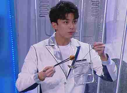 吴磊上演大型吃播现场